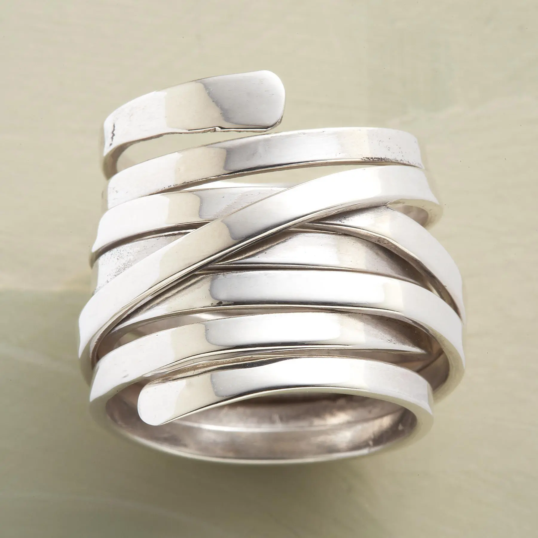 Anello da donna multistrato effetto argento, stile vintage elegante, perfetto gioiello accessorio moda.