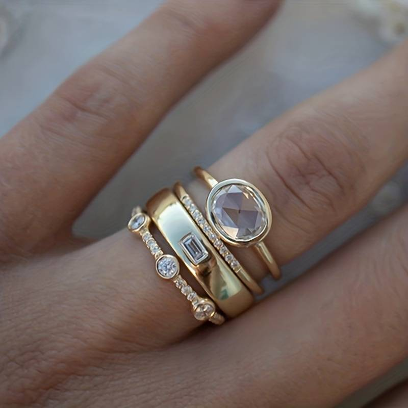Set di anelli dorati da donna con zircone, stile vintage elegante. Gioielli di moda e accessori donna.