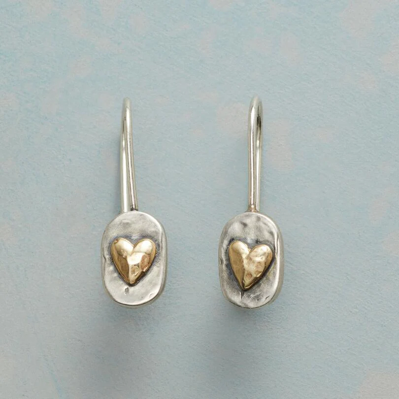 Orecchini da donna a cuore bicolore, stile vintage elegante. Gioielli moda raffinati per un look unico.