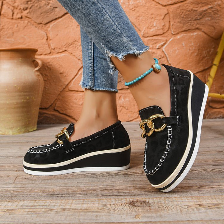 Mocassini donna casual chic con zeppa e soletta imbottita, fantasia leopard. Scarpe comode e alla moda.
