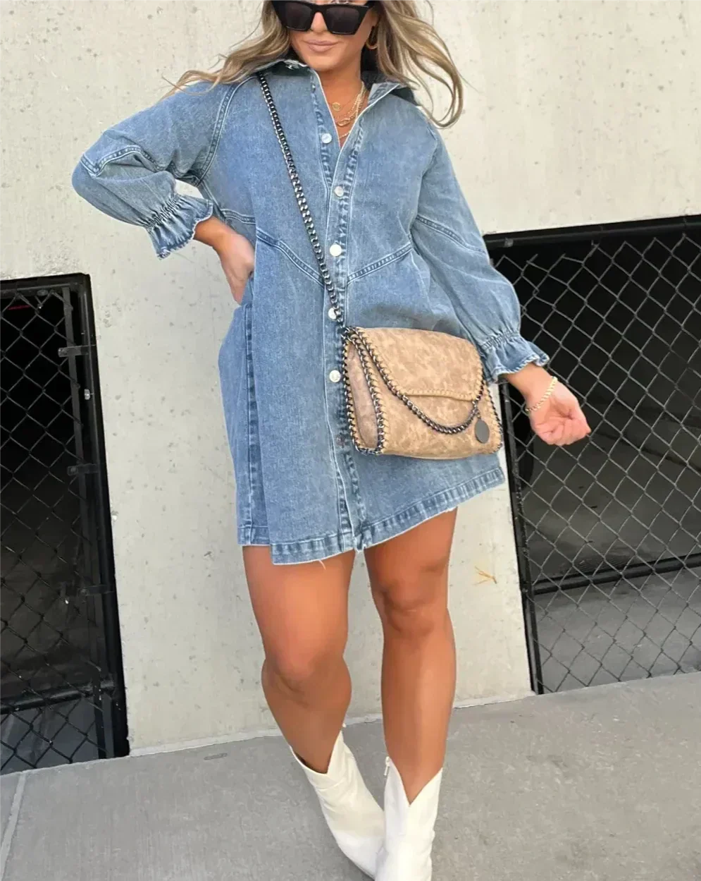 Mini abito donna in denim con vestibilità comoda, maniche lunghe e bottoni. Ideale come vestito casual primavera.