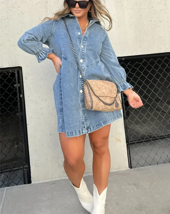 Mini abito donna in denim con vestibilità comoda, maniche lunghe e bottoni. Ideale come vestito casual primavera.