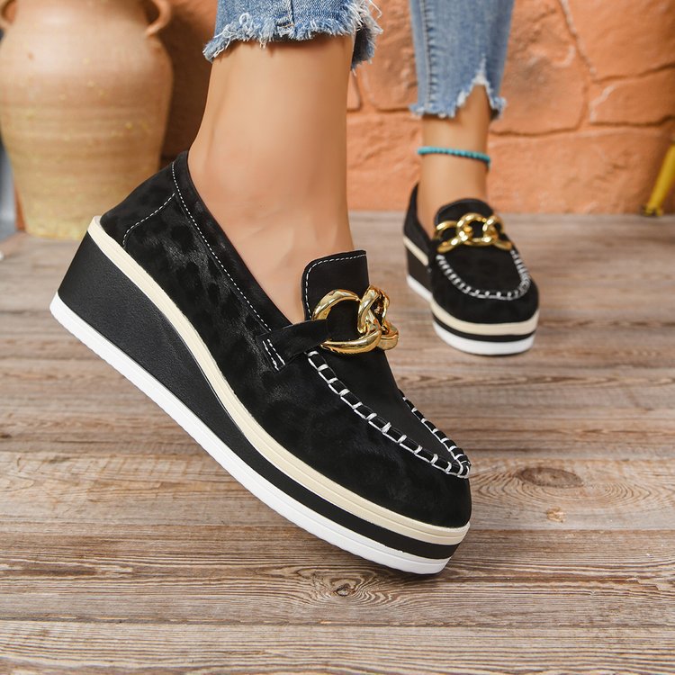 Mocassini donna con zeppa leopardata, dettagli oro, soletta comfort. Calzature platform eleganti e versatili.