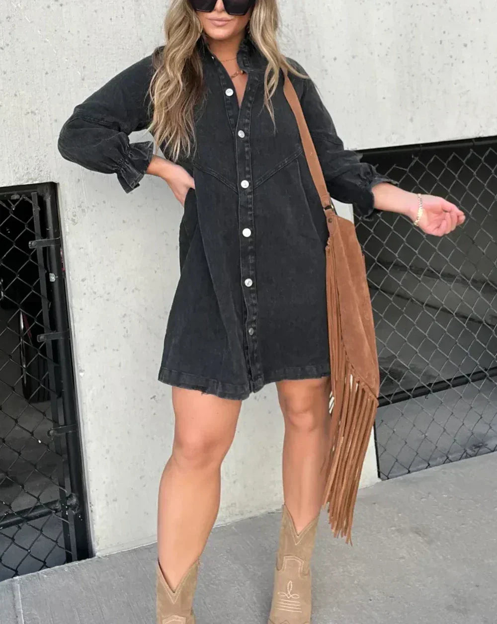 Abito mini donna a camicia in denim, con maniche lunghe e bottoni. Un capo moderno e comodo per la moda femminile.
