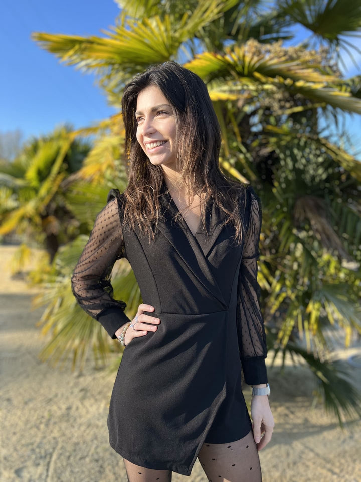 Tuta elegante donna nera con dettagli in pizzo e pois, un outfit chic per occasioni speciali e serate.