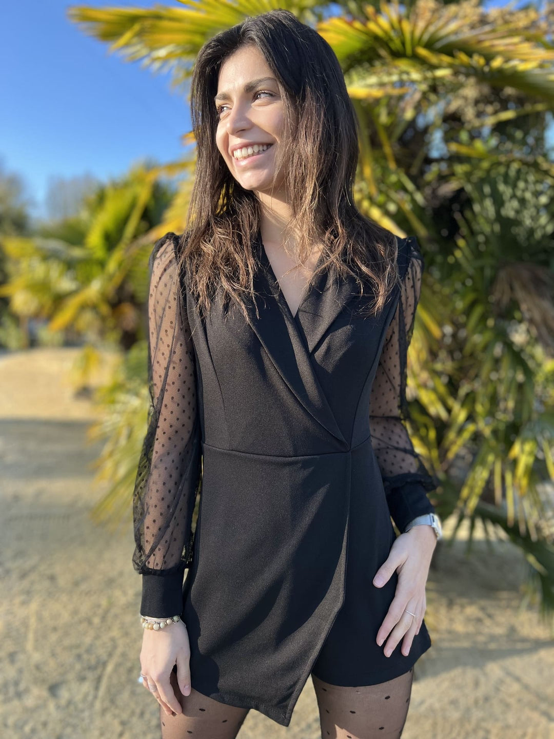 Abbigliamento femminile: tuta nera con pizzo e pois, un capo raffinato per la moda sera o eventi speciali.