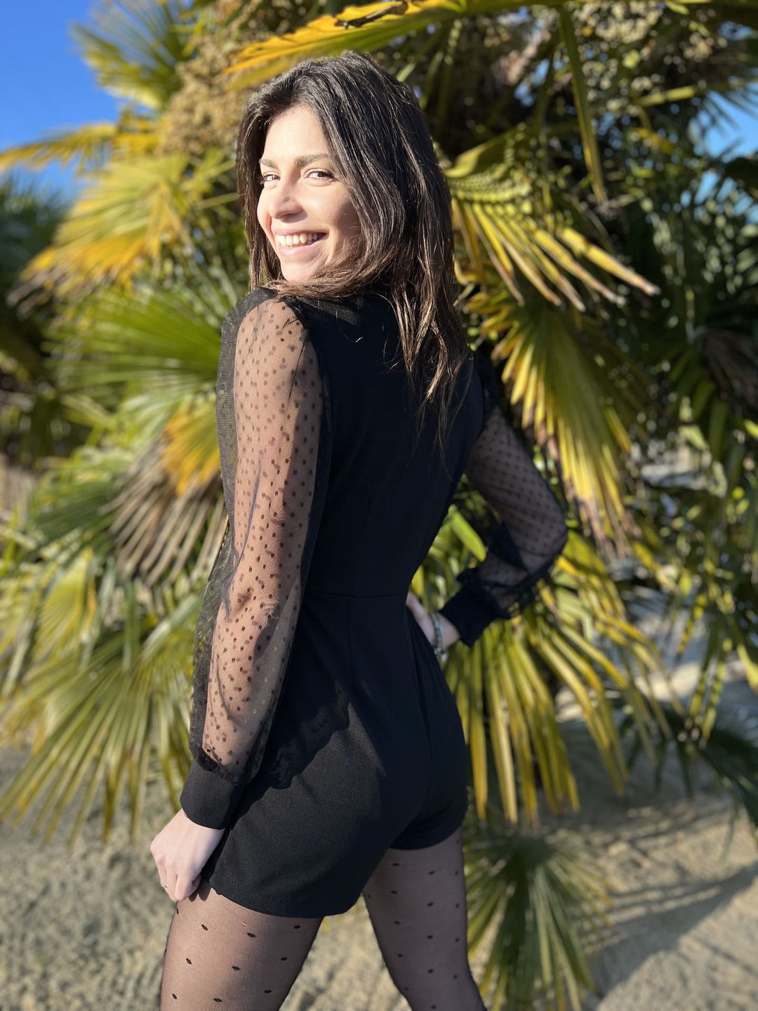 Look chic: tuta donna nera con pizzo e pois, un capo versatile ed elegante per la moda femminile.