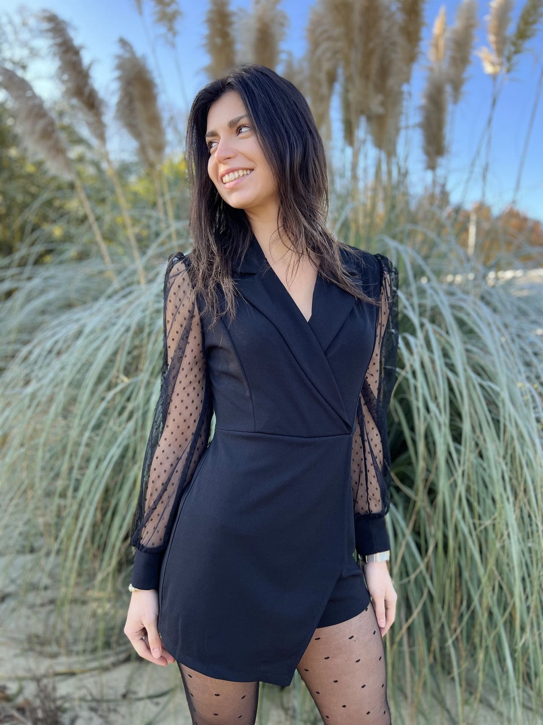 Jumpsuit donna nera con raffinato pizzo e delicati pois, ideale per un outfit versatile ed elegante.