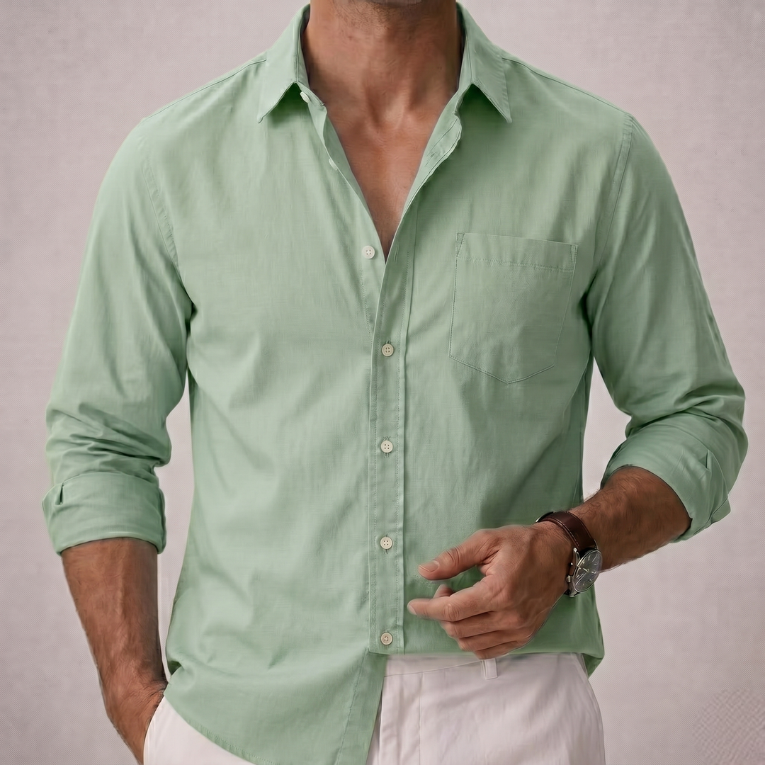 Elegante camicia uomo a maniche lunghe con colletto aperto, vestibilità comoda per primavera/estate.