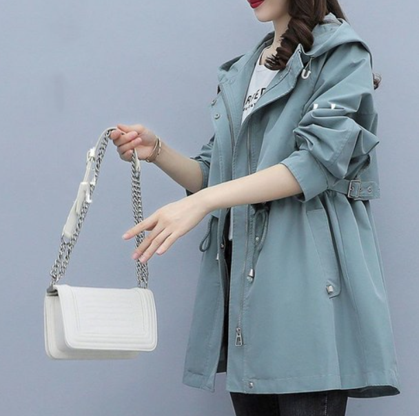 Cappotto trench nero impermeabile da donna, con cappuccio, ideale per giornate piovose e look chic.