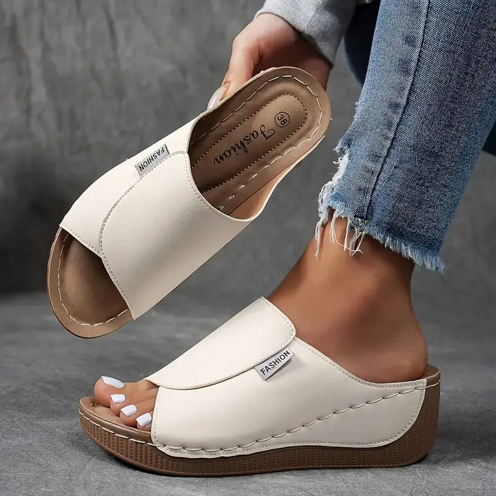 Eleganti sandali estivi donna con zeppa e plantare anatomico, perfetti per moda e benessere.