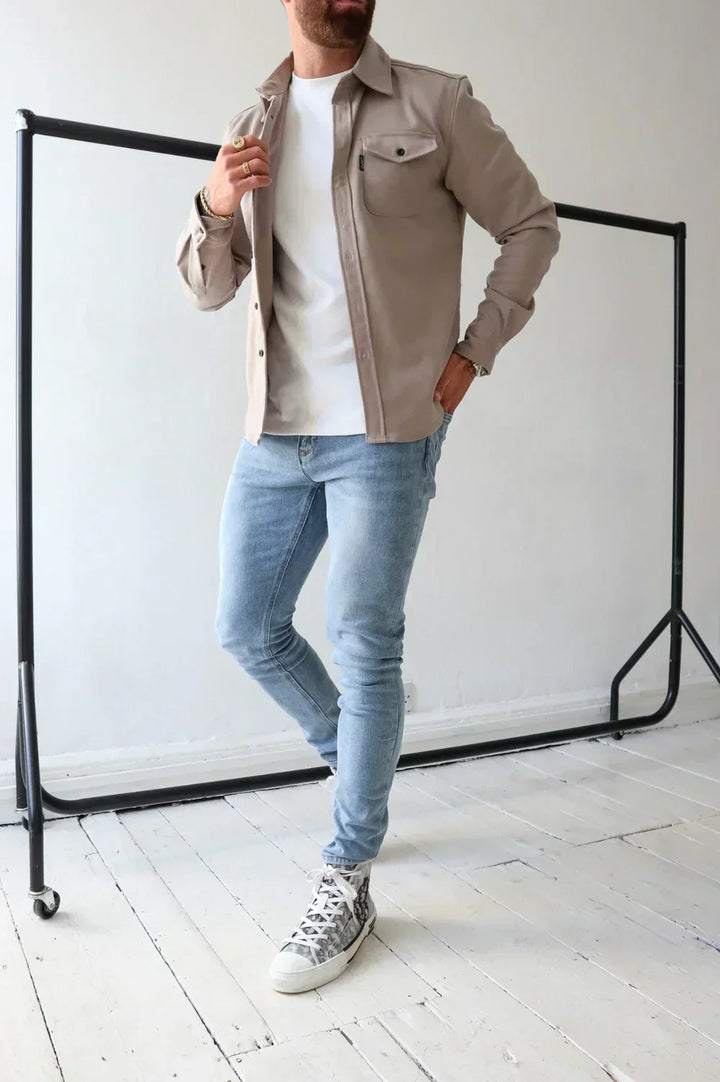 Dettaglio bottoni su giacca camicia uomo autunnale, eleganza e qualità.