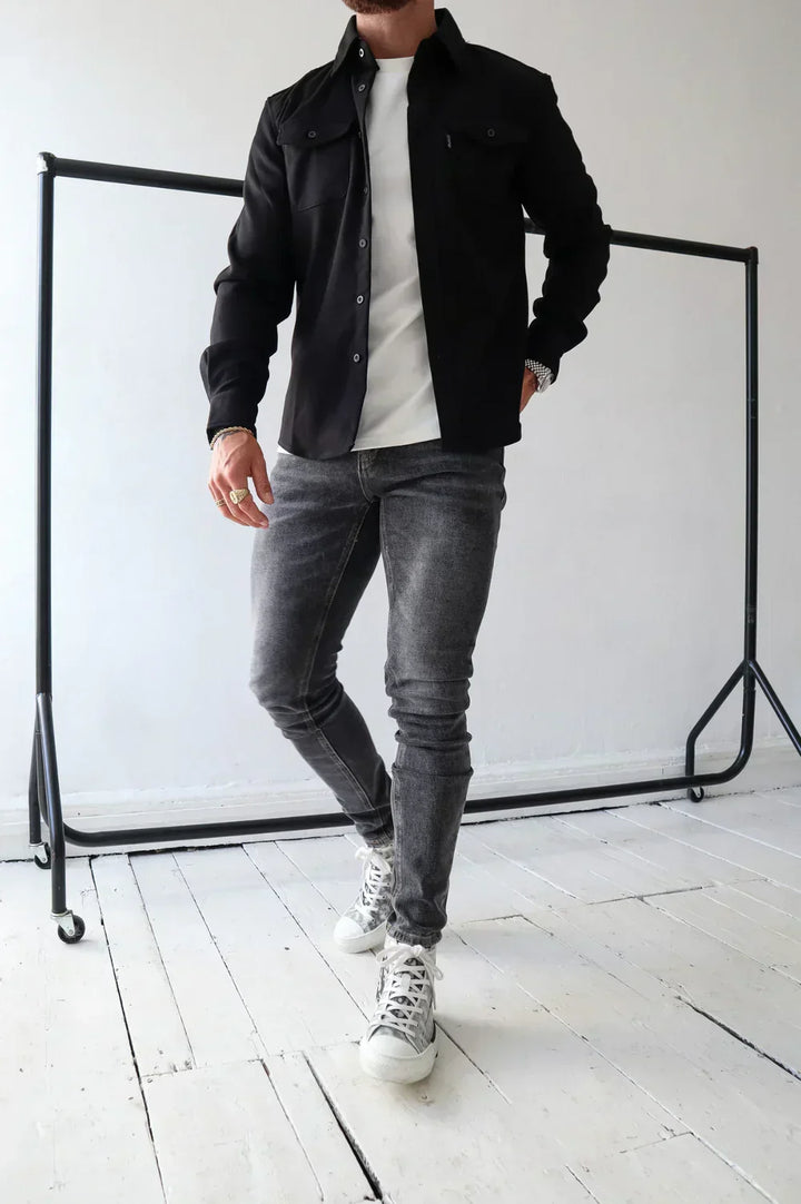 Overshirt elegante uomo, autunnale, per outfit casual chic e look a strati.
