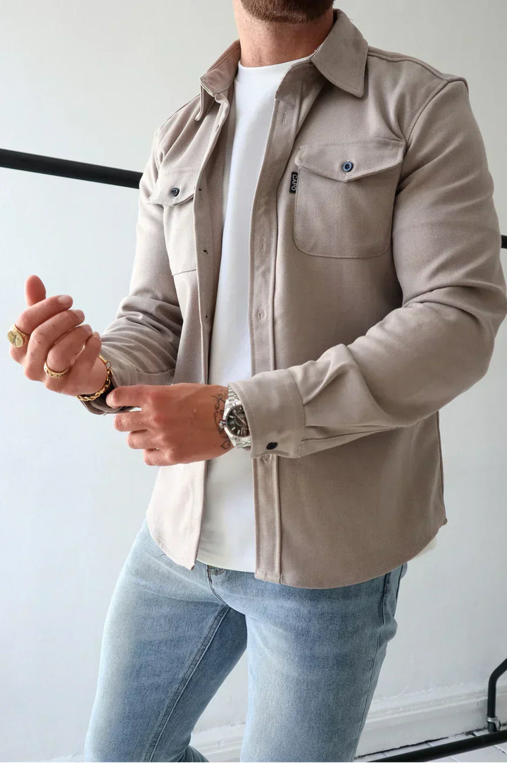 Stile versatile giacca camicia uomo autunnale, eleganza senza tempo e comfort traspirante.