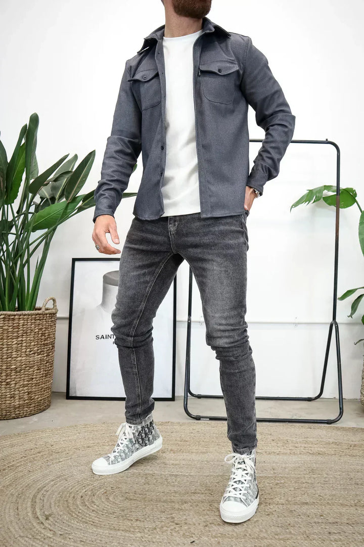 Camicia giacca versatile uomo, ideale per l'autunno, look contemporaneo.
