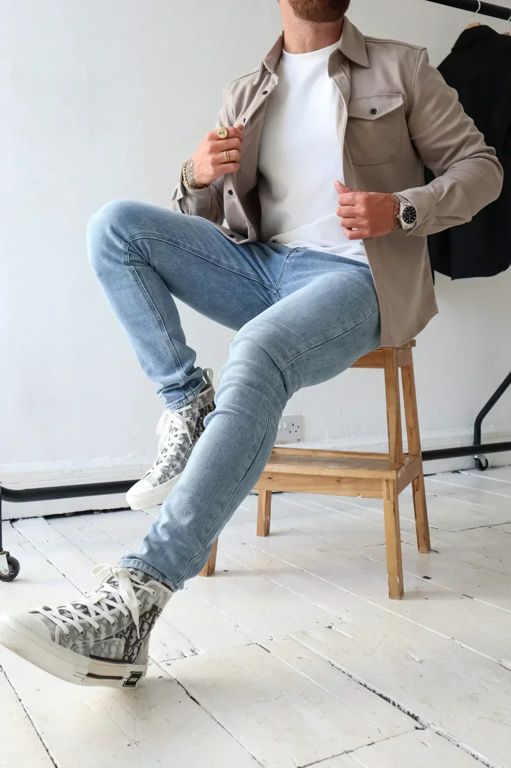 Overshirt di moda uomo, autunnale, ideale per un look contemporaneo e distintivo.