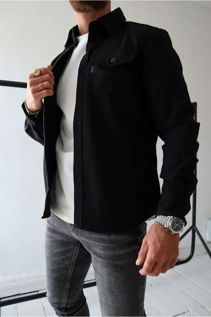 Overshirt uomo autunnale, vista posteriore, vestibilità comoda e design curato.