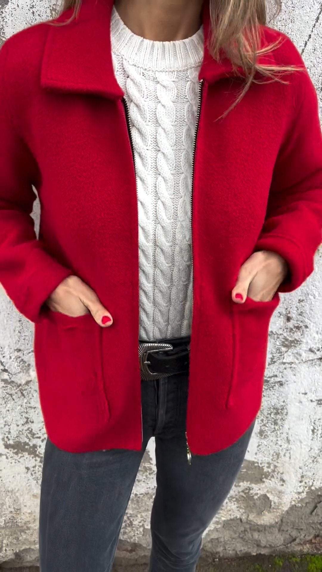 Giacca donna alla moda con cerniera, calda e confortevole, perfetta per un look versatile.