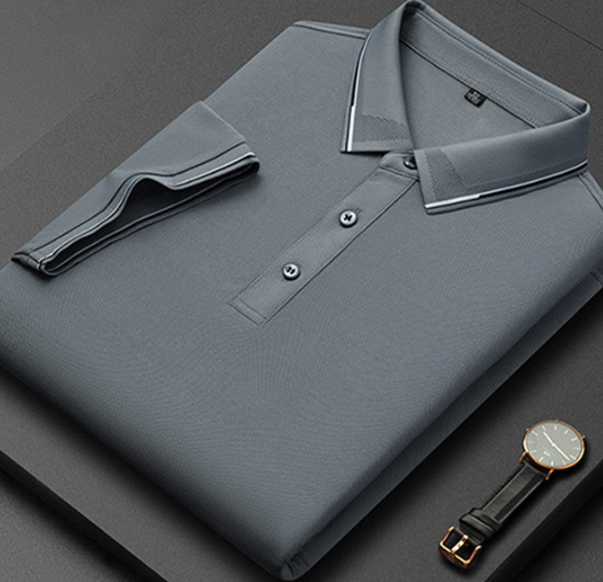 Dettaglio: polo uomo di lusso con colletto classico e bottoni. Abbigliamento casual elegante.