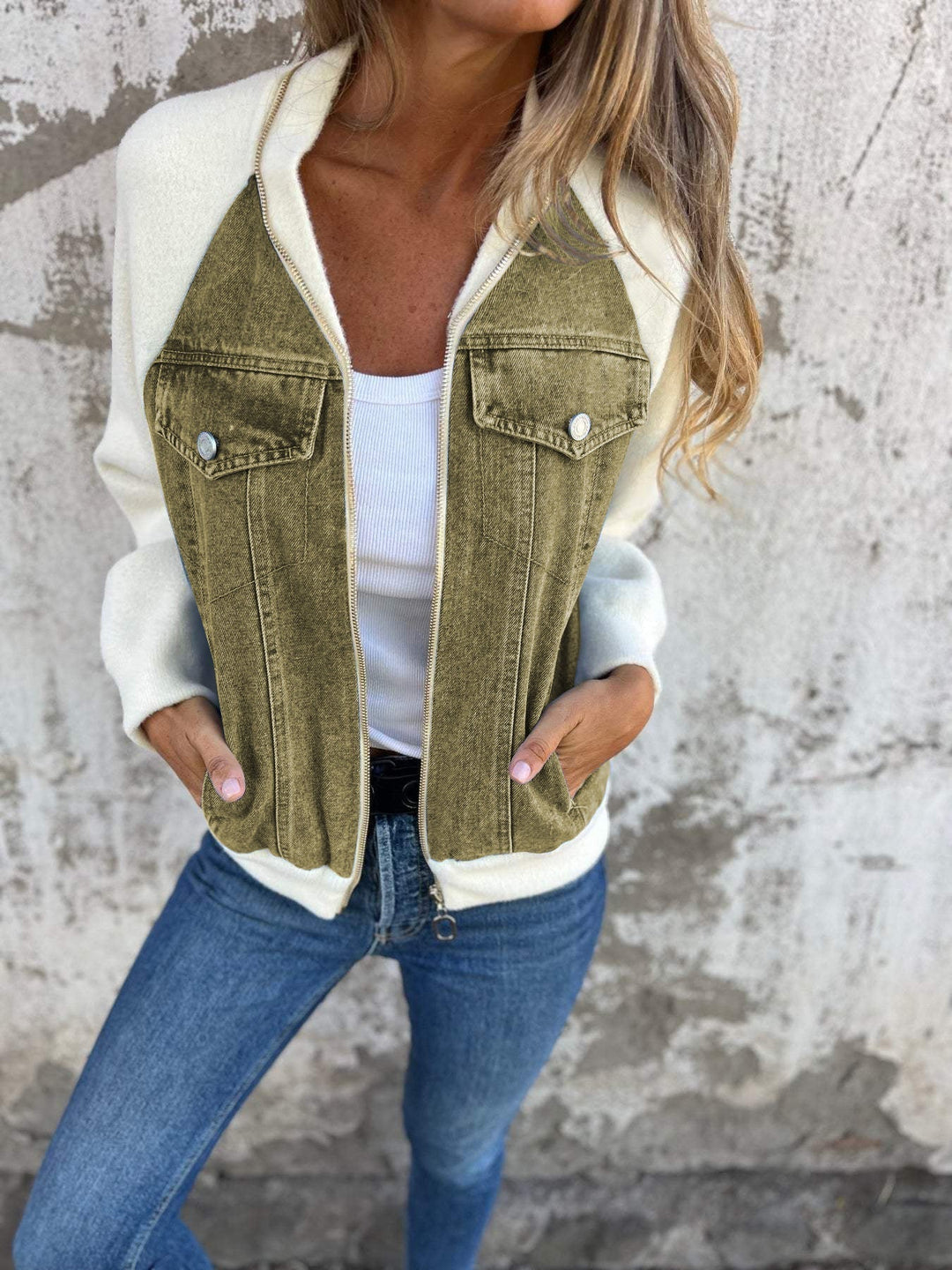 Moderna giacca donna invernale con cappuccio, perfetta per un look casual e confortevole.