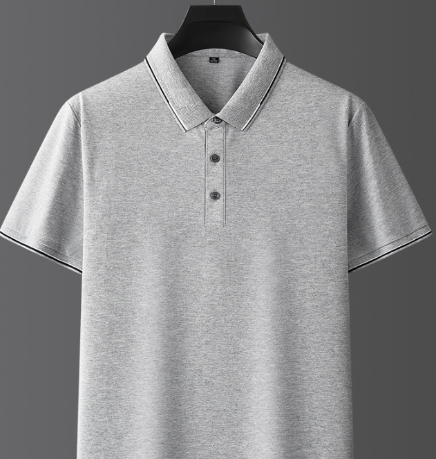Outfit uomo estivo: polo elegante e comoda, manica corta, per un look casual o semi-formale.