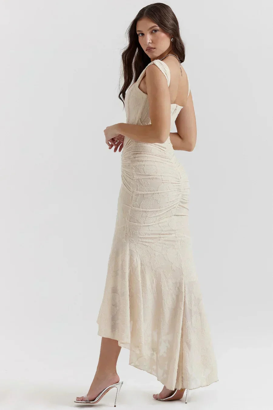 Abito lungo da cerimonia donna, corpetto a corsetto e spalle scoperte, un'opzione elegante per ogni occasione.