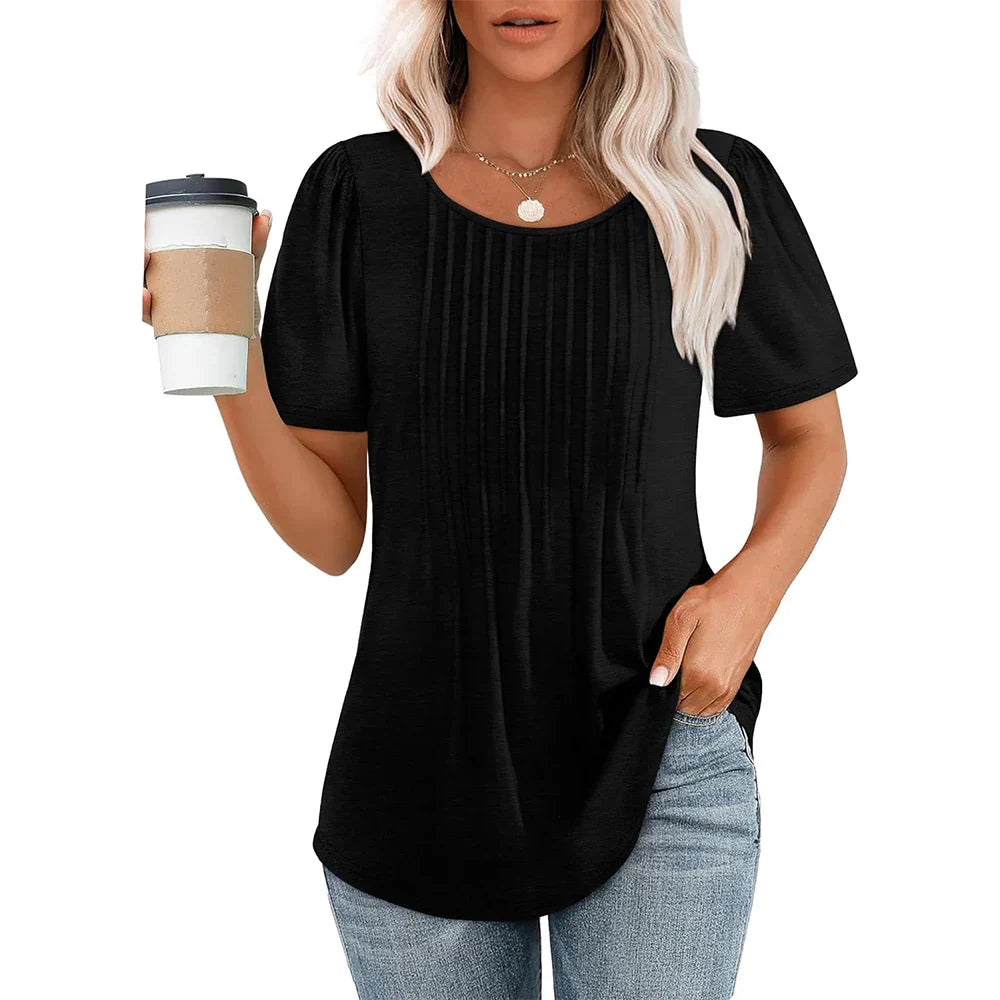 Nuova collezione: blusa donna plissettata con manica corta e scollo tondo. Perfetta per l'ufficio.