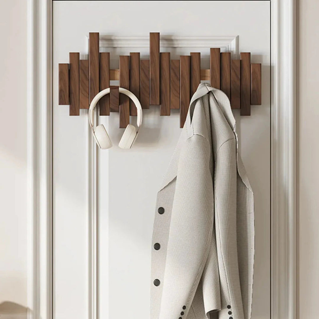 Appendiabiti da parete in legno noce, design moderno per ingresso. Organizzazione salvaspazio in casa.