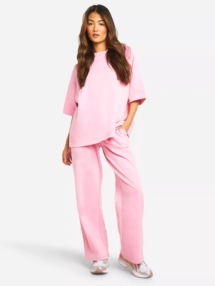 Set due pezzi donna con t-shirt collo alto e pantaloni dritti. Ideale per abbigliamento relax o outfit estivo.