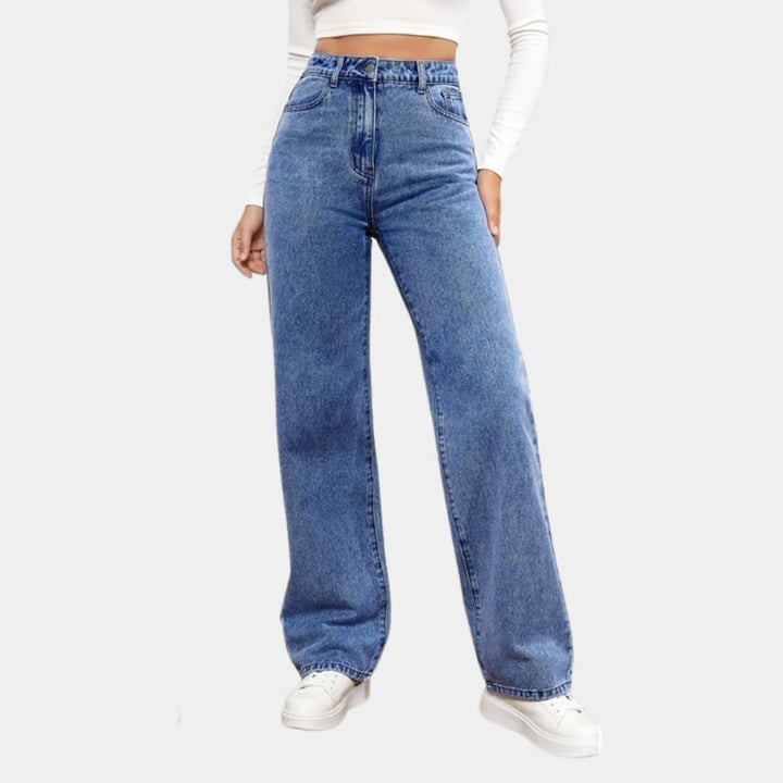 Jeans a gamba dritta larghi da donna, vita alta, disponibili in diverse tonalità di blu.