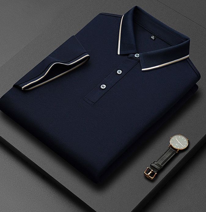 Polo uomo grigia, manica corta, tessuto leggero e traspirante. Perfetta per un outfit estivo comodo.