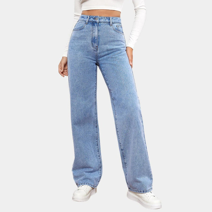 Outfit con jeans dritti larghi a vita alta da donna, blu denim, per un look contemporaneo.