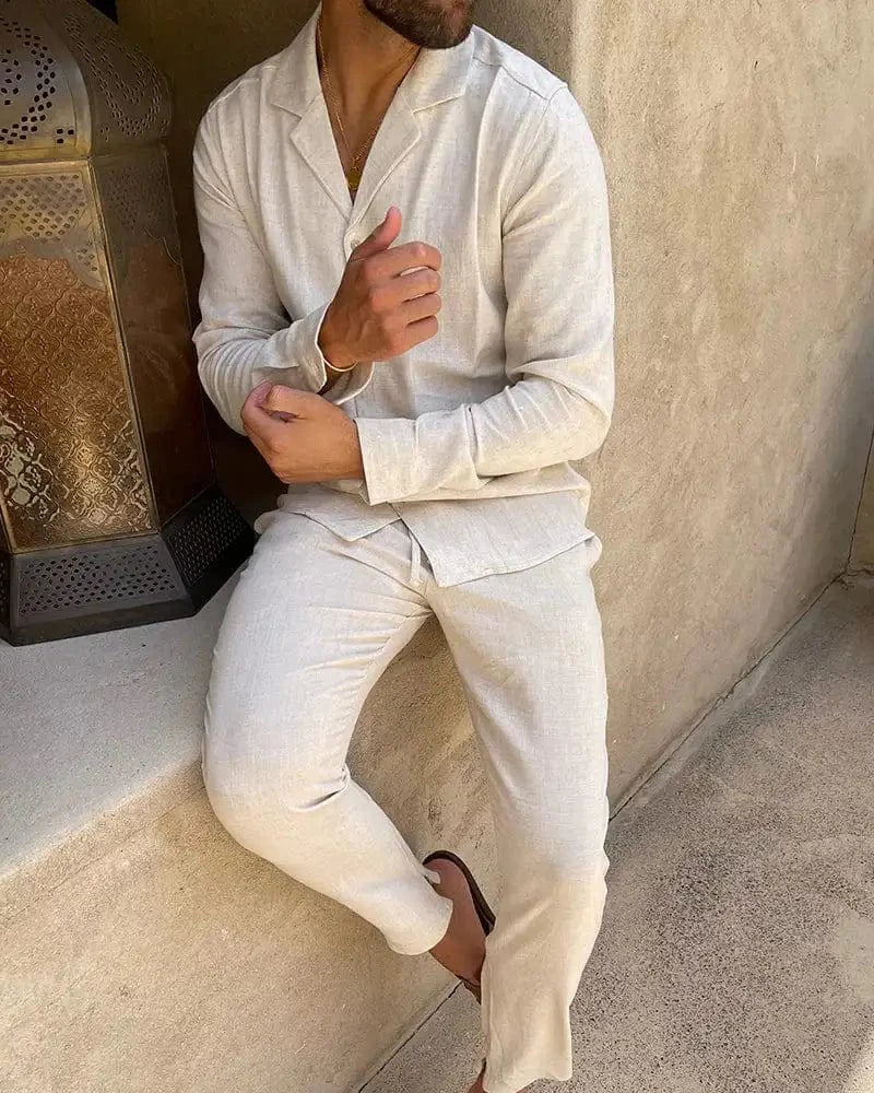 Camicia e pantaloni uomo in lino, set due pezzi per la primavera. Tessuto traspirante e vestibilità casual.