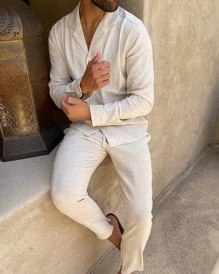 Camicia e pantaloni uomo in lino, set due pezzi per la primavera. Tessuto traspirante e vestibilità casual.