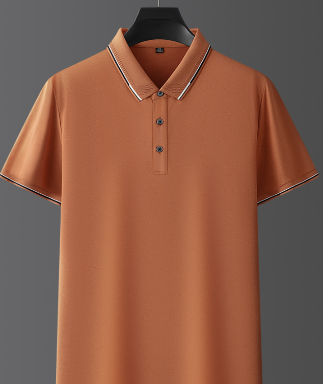 Modello indossa polo uomo chiara, manica corta, per un outfit estivo fresco e alla moda.