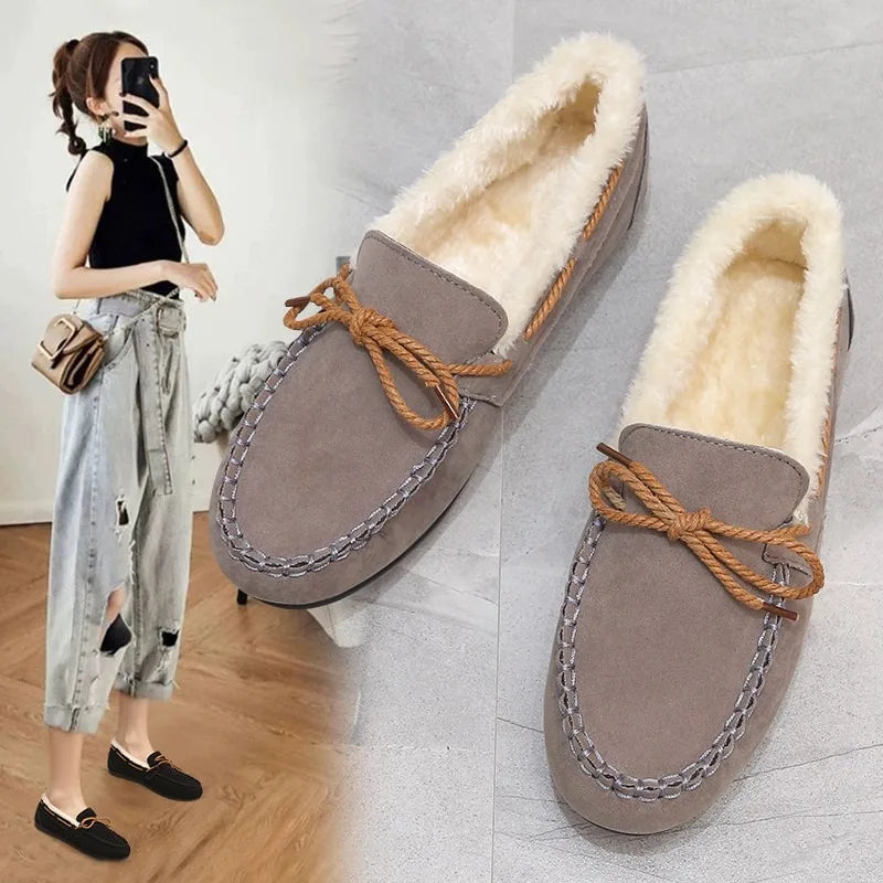Mocassini rossi da donna, calzature comode e alla moda per un tocco di colore casual.