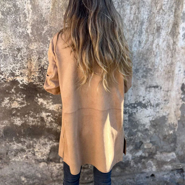 Moda donna: Trench coat chic e versatile con bottoni, perfetto per affrontare autunno e inverno.