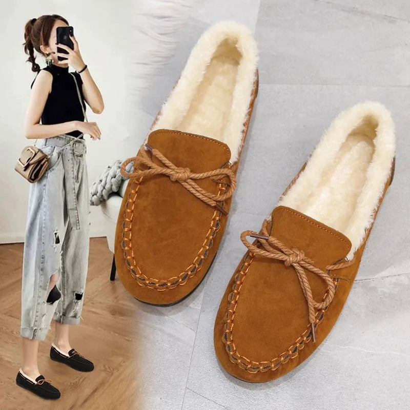 Mocassini da donna versatili in pelle grigia, ideali per comfort e stile casual-chic.