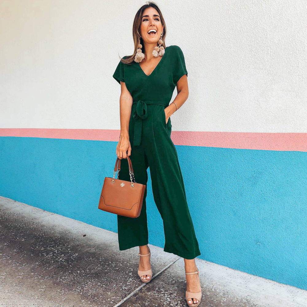 Abbigliamento donna: tuta ampia con scollo a V e tasche laterali. Outfit comodo e versatile estivo.