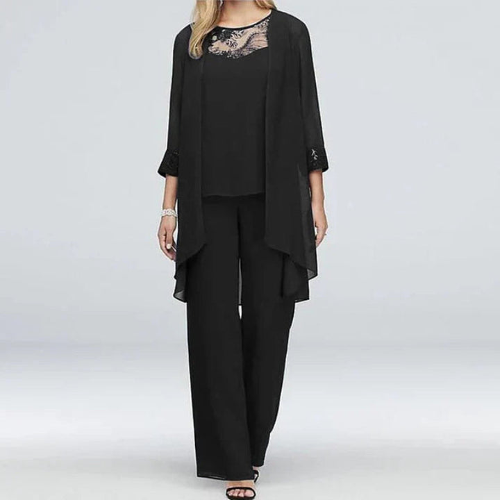 Completo donna elegante tre pezzi con blazer, pantaloni e gilet. Abbigliamento formale da ufficio o serale. Moda femminile.