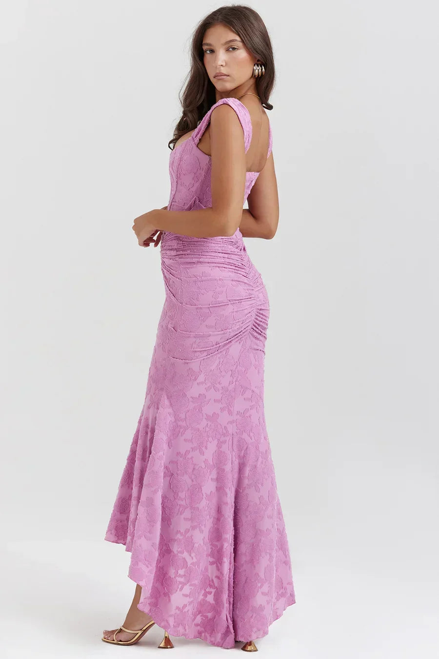 Abito da sera lungo donna, corpetto a corsetto, spalle scoperte, un must-have per un look elegante e sofisticato.