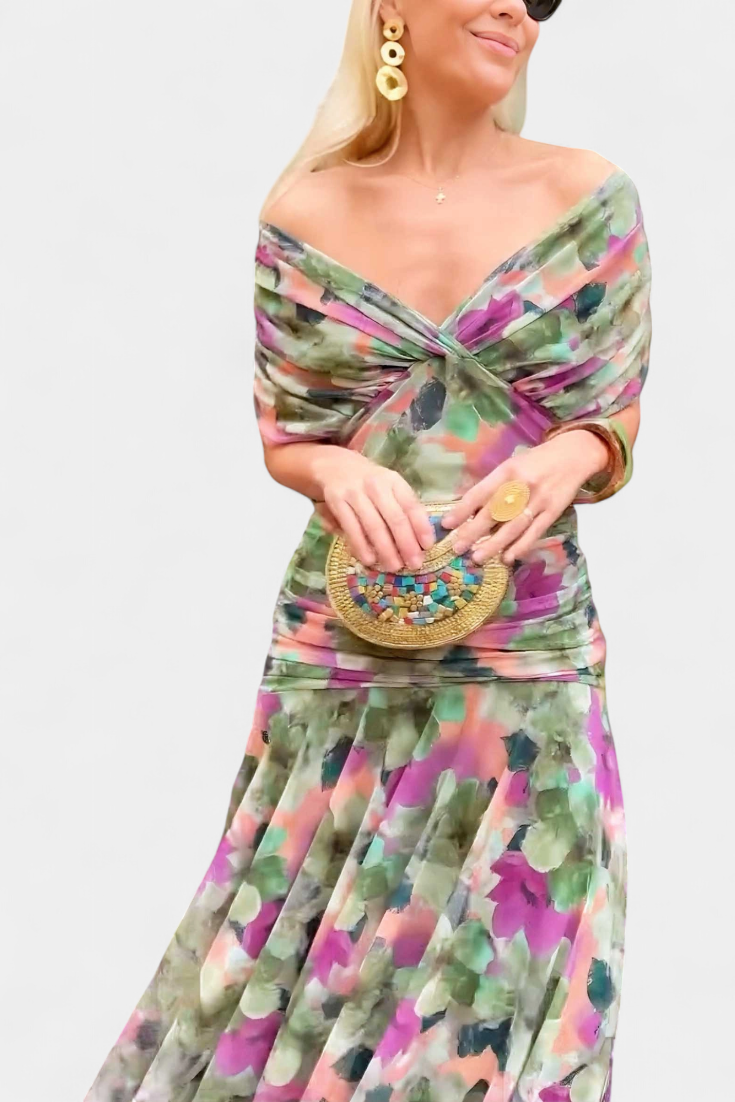 Donna con abito lungo elegante, corpetto drappeggiato senza spalline. Stile raffinato per occasioni.