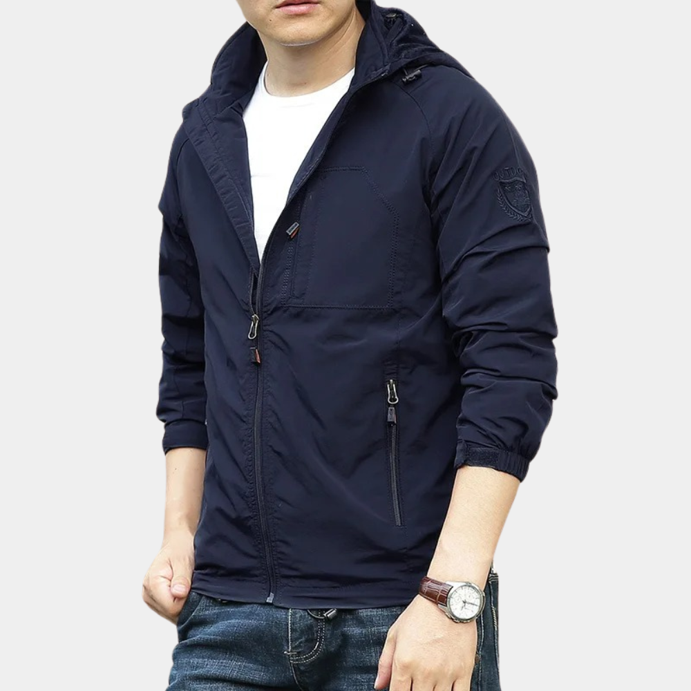 Uomo in giacca autunnale leggera e versatile, ideale per protezione e comfort in città o all'aperto.