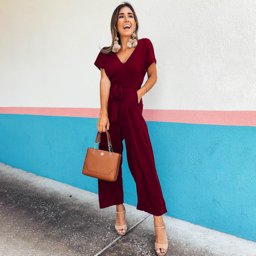 Tuta donna versatile con scollo a V e tasche. Look comodo ed elegante per la primavera estate.