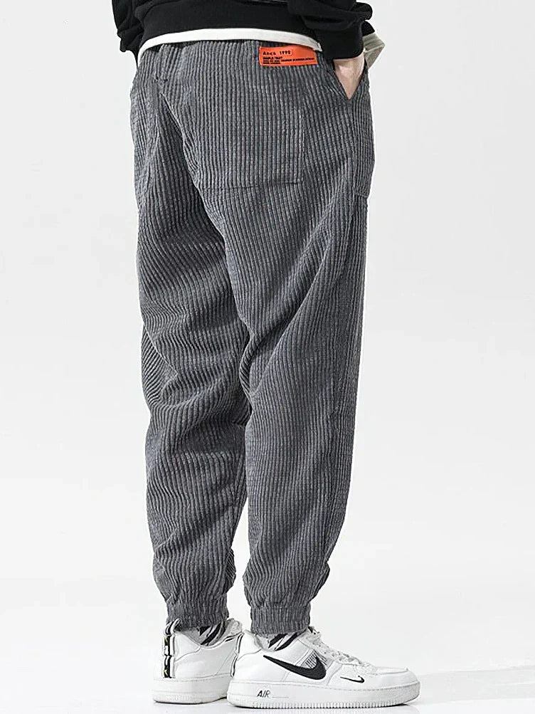 Pantaloni casual uomo in velluto a coste, perfetti per il tempo libero. Offrono comfort e uno stile moderno.