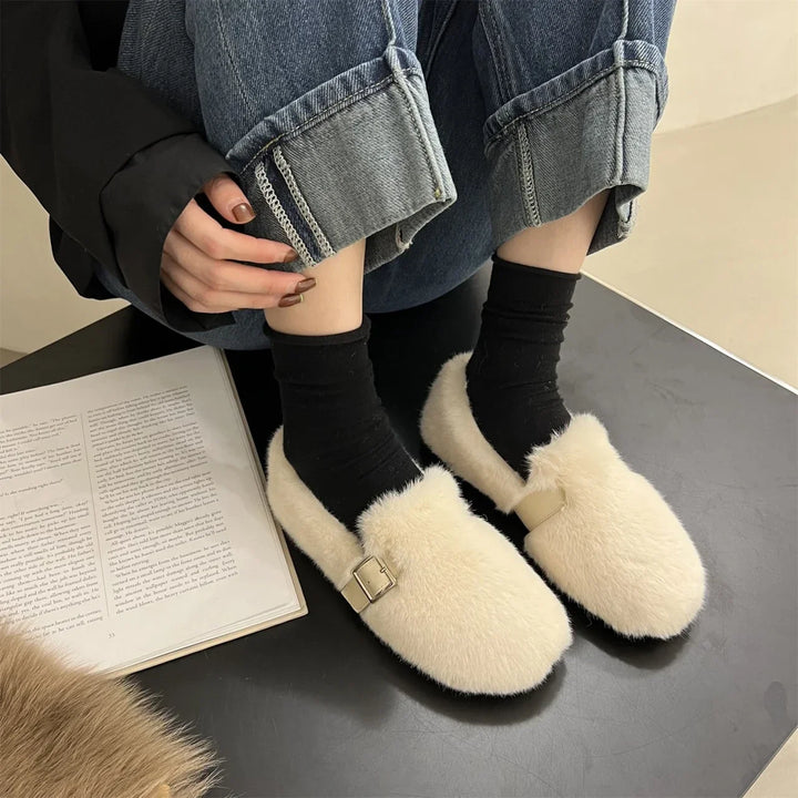 Scarpe donna casual slip-on in pelliccia, design alla moda per comfort quotidiano e calzature invernali.