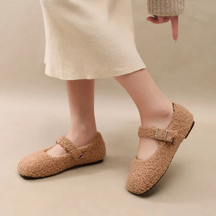 Ballerine Mary Jane donna, vista dall'alto, scarpe eleganti e comode con suola per comfort quotidiano.