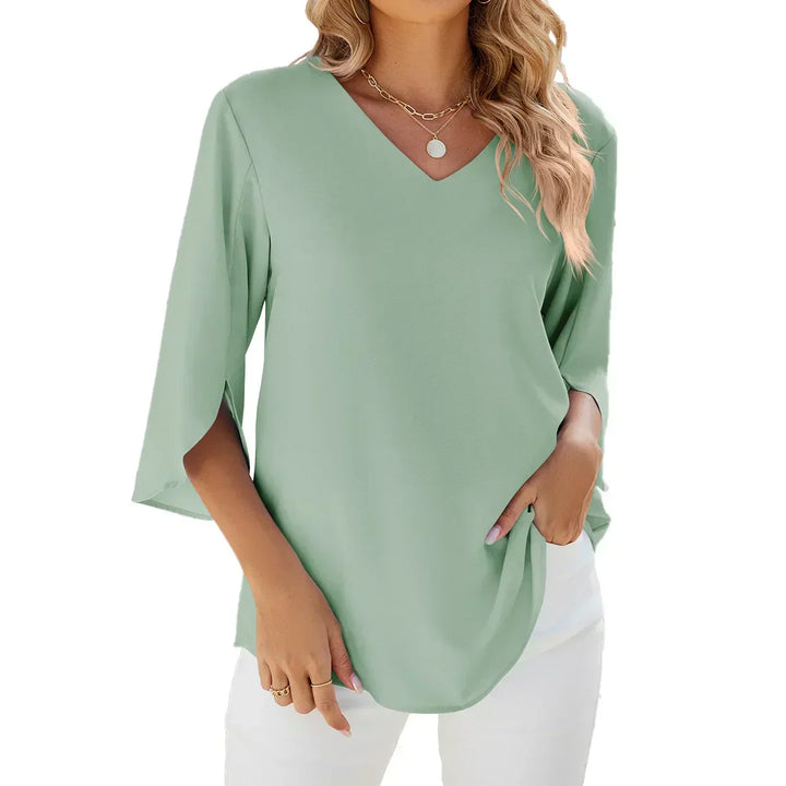 Blusa donna elegante con scollo a V, maniche a tre quarti. Comoda e versatile per outfit primaverili estivi.