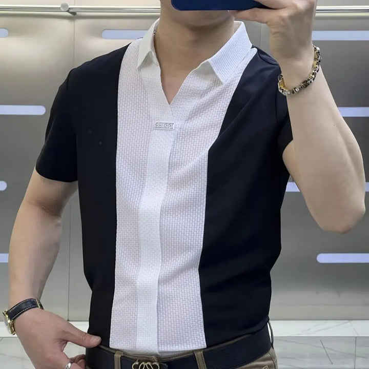 Dettaglio camicia uomo casual: maniche arrotolate e bottoni. Abbigliamento maschile per stile quotidiano.