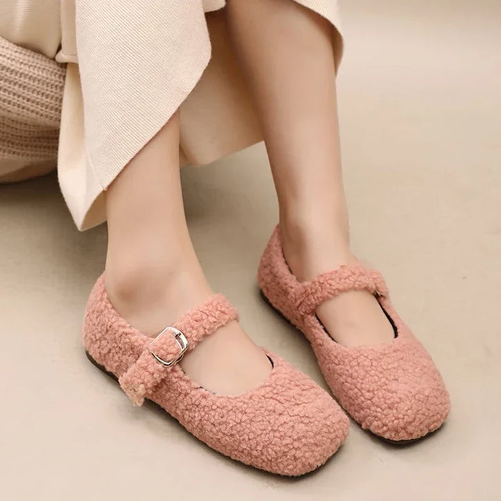 Dettaglio ballerine Mary Jane donna in pelle nera, con cinturino, per un look elegante e comfort duraturo.